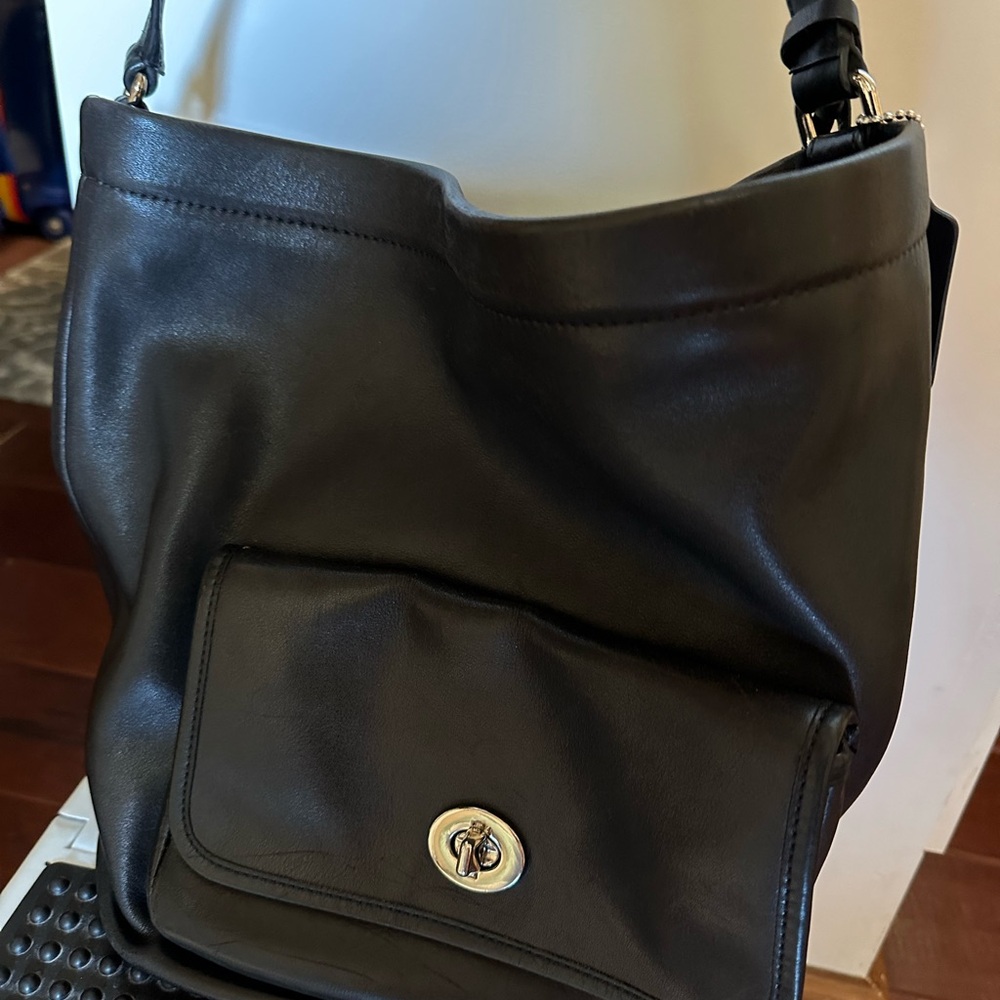 COACH authentic EUC very seldom used Elegant Black Leather Shoulder Bag